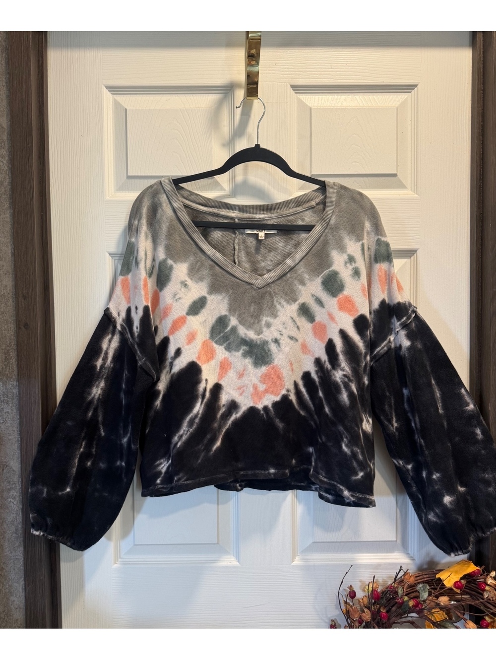True Craft women's tie-dye V-neck long-sleeve sweatshirt, size L.
